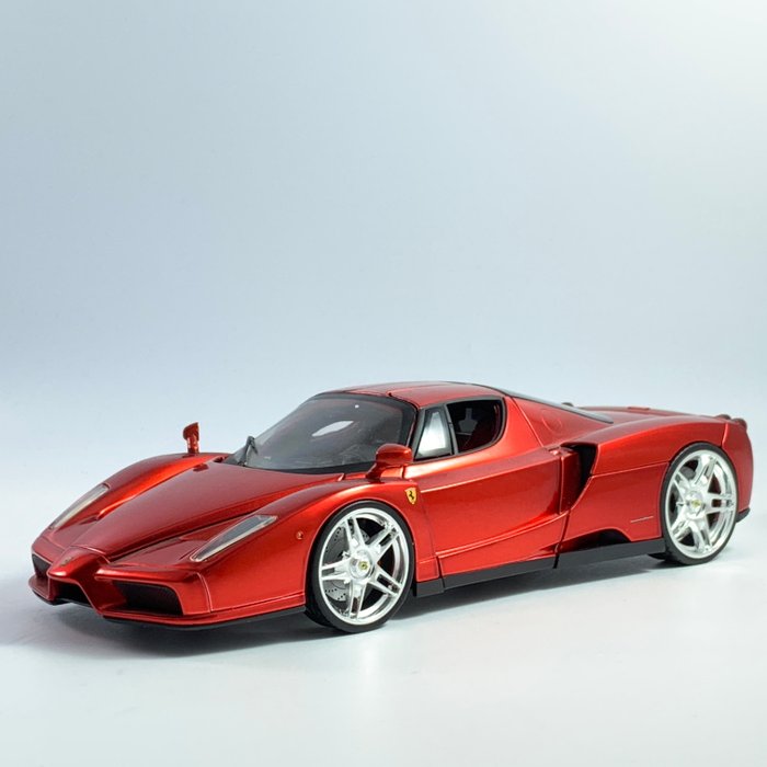 Hot Wheels - 1:18 - Ferrari Enzo from 2002 - Édition WHIPS - belle couleur
