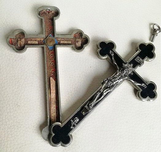 Cruz do relicário com solo sagrado - em níquel e ébano