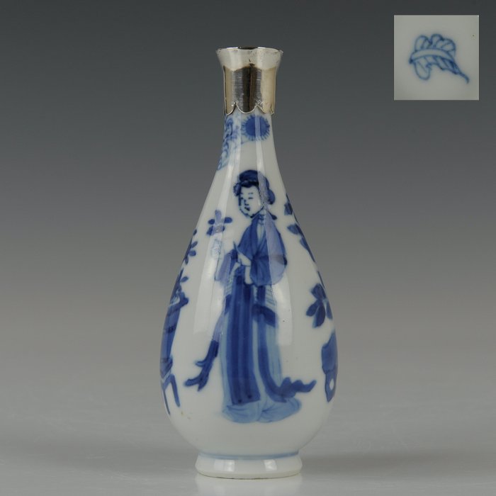Vase - marqué: feuille d'Artemisia (1) - Bleu et blanc - Porcelaine - De longues rangées à un pot de fleurs avec des fleurs - Chine - Kangxi (1662–1722)
