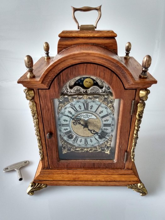 Bracket clock, John Thomas - Wuba JAW Warmink - Oak wood, brass, glass. - Mid 20th century