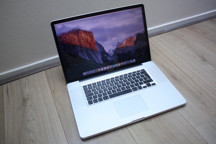 Apple macbook pro 17 inch i7 corsair k60