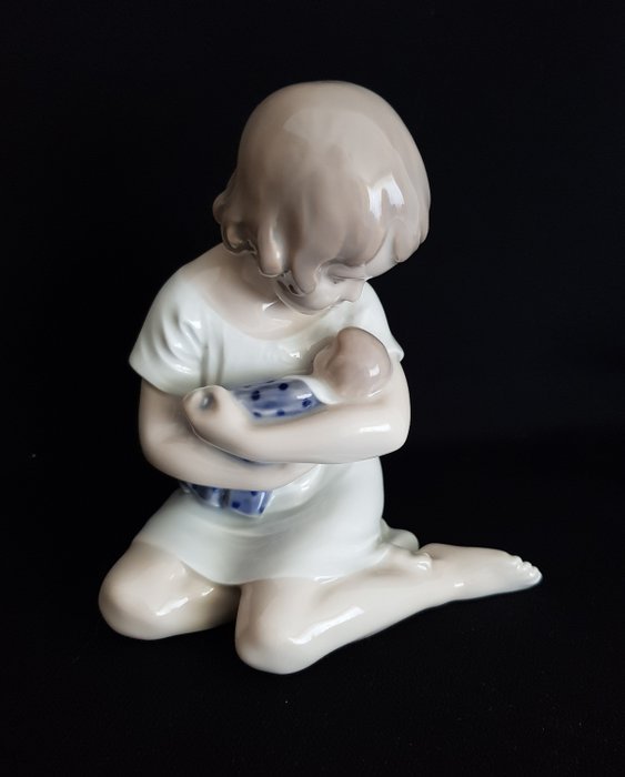 Royal Copenhagen - FIGURE - fille avec poupée - Porcelaine