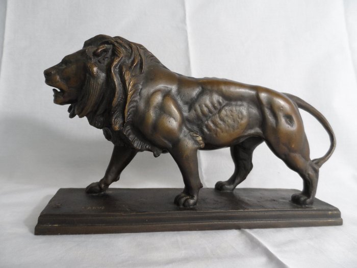 Antoine-Louis Barye - 青铜狮子被称为狮子魁马尔凯 - 黄铜色