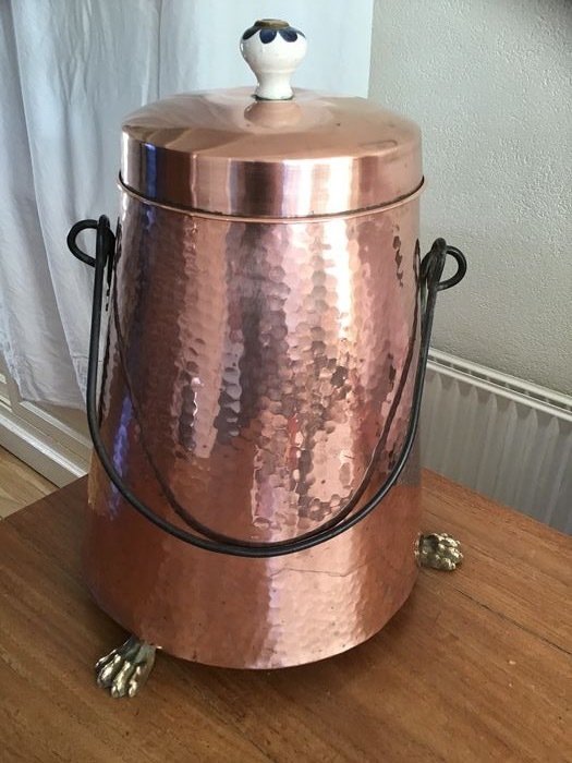 獅子腳上的錘擊式銅煤爐灶煙灰桶 (1) - 銅