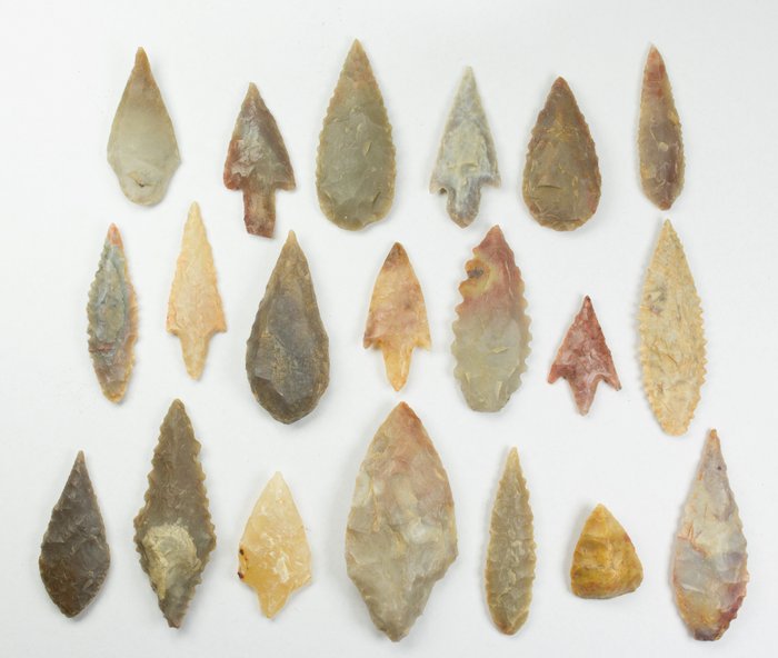 approx. 3,000-7,000 years old STONE AGE ANCIENT NEOLITHIC STONE ARROWHEADS 