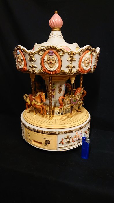 collecion van GIFTEC - Waco - Karusell kex porslin häst karusell musiklåda (1) - Kexporslin, plast, metall.