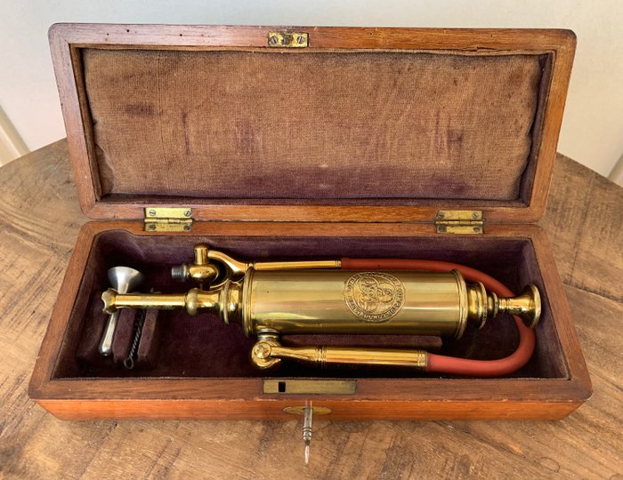 Dispositif de lavement de pompe médicale, S. Maw Son & Thompson, Londres - Laiton - vers 1880