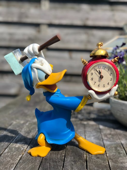 Disney - Beeld (32 cm.) - Boze Donald Duck met wekker – Oudste editie