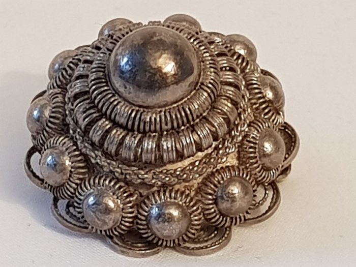 833/1000 zilver Prata - Broche antigo de botão grande da Zelândia com trabalhos em filigrana nas costas.