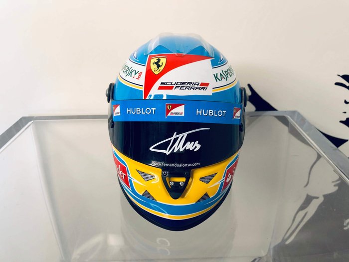 Ferrari - Formel 1 - Fernando Alonso - Helm 1: 2 signiert