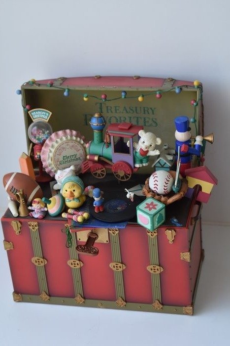 ENESCO Lustre Fame - Animated Toybox - Music Box - Collectors item - plastic