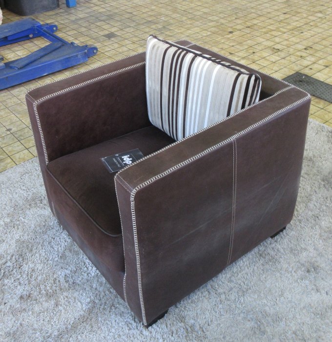 Industria Divani e Poltrone (IDP) - 手工扶手椅，配以公牛皮革