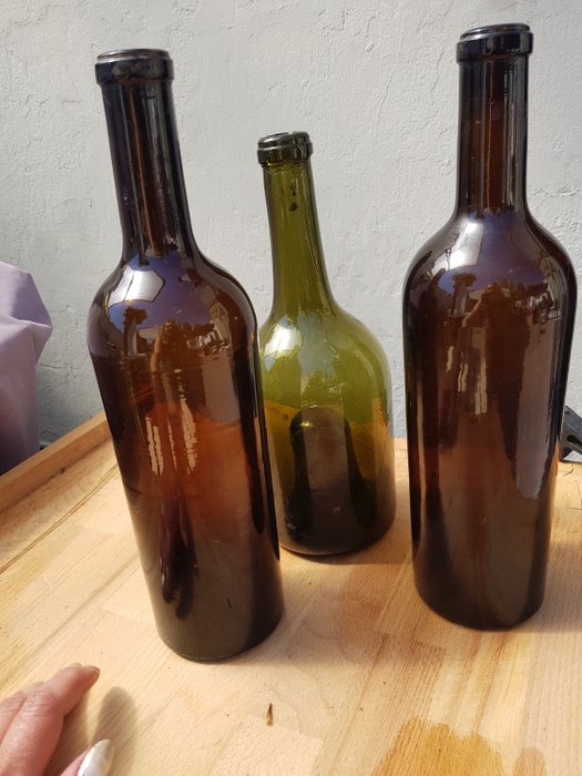 Butelki ze szkła dmuchanego z XVIII i XIX wieku (3) - Szkło