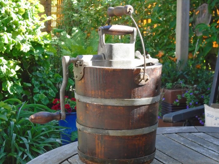 alexanderwerk 2 - 木桶裡的舊製冰機 (1) - 木材和金屬