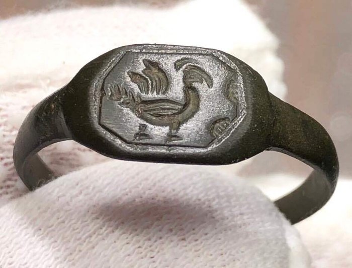 Primo Medievale Bronzo Anello con sigillo con immagine di un pavone o '' uccello del paradiso '' - un simbolo paleocristiano del paradiso