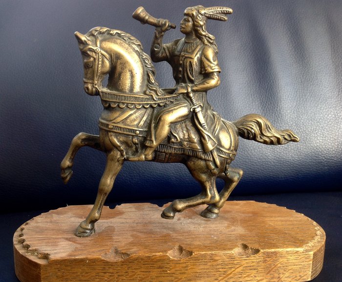 骑马的青铜雕像骑手 - 黄铜色
