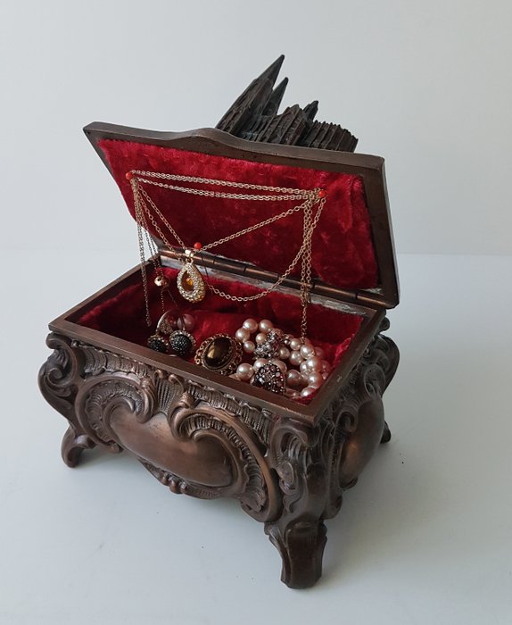 Boîte à bijoux antique avec boîte à musique. Cathédrale de Cologne sur le couvercle. - Alliage de bronze