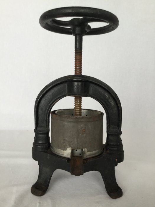 Antique cast iron press, for pressing nuts, fruit, olives, ...