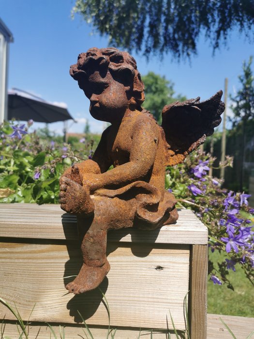 Figur - A sitting angel - Jern (støpt)