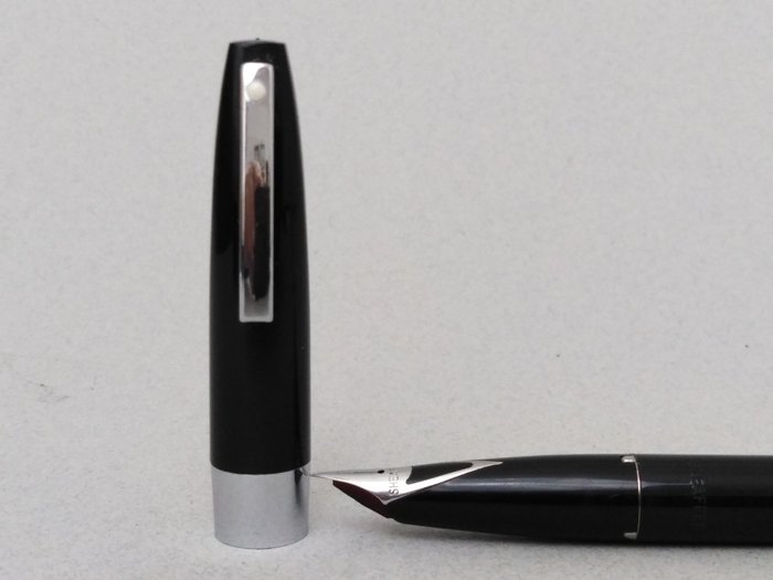 New in Box Black Fine Short Diamond Nib Sheaffer 330 Fountain Pen 