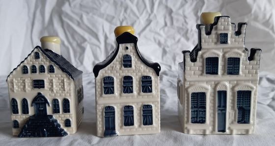 Bols - KLM houses, 76 Nieuwe Langendijk 26/5 Casa Cunucu din Antile / 4 De Waag din Gouda - Ceramică, Delft Blue
