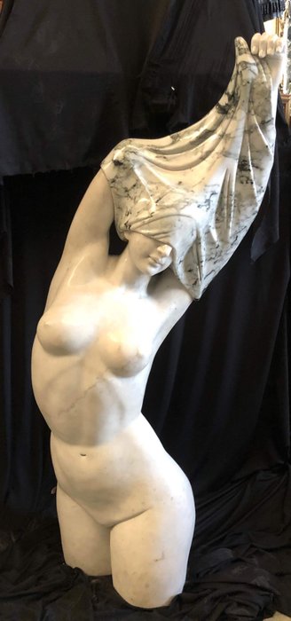 Sculpture, statue de femme nue - 120 cm (1) - Marbre - Seconde moitié du XXe siècle