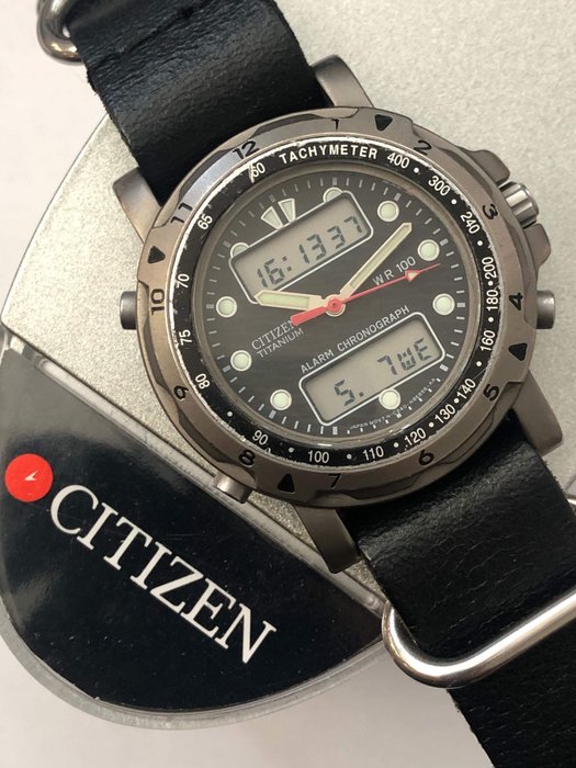 Citizen - Citizen Titanium Alarm Digital Tachymeter Luxury - C240-S72404 - Mężczyzna - 1990-1999
