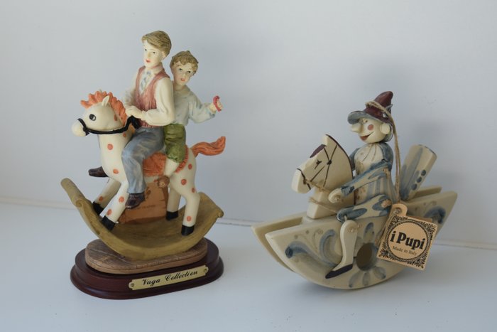 Federico Fabbrini - hand geschilderd - Pesaro Laboratory - Vaya collection - figurine cheval à bascule unique avec marionnette - cheval à bascule avec père et enfant (2) - céramique - bois