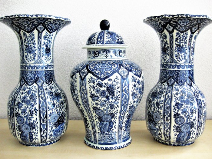 Royal Sphinx Boch Delfts Blauw - 三件套橱柜/花瓶套装-带两个小号侧花瓶的有盖花瓶 (3) - 陶器