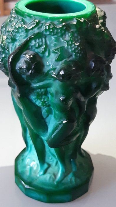 Produced by Curt Schlevogt, - Bohemia - C. Schlevogt-裝飾藝術風格，帶有凸起的尺寸裸體葡萄收穫孔雀石玻璃花瓶 (1) - 玻璃