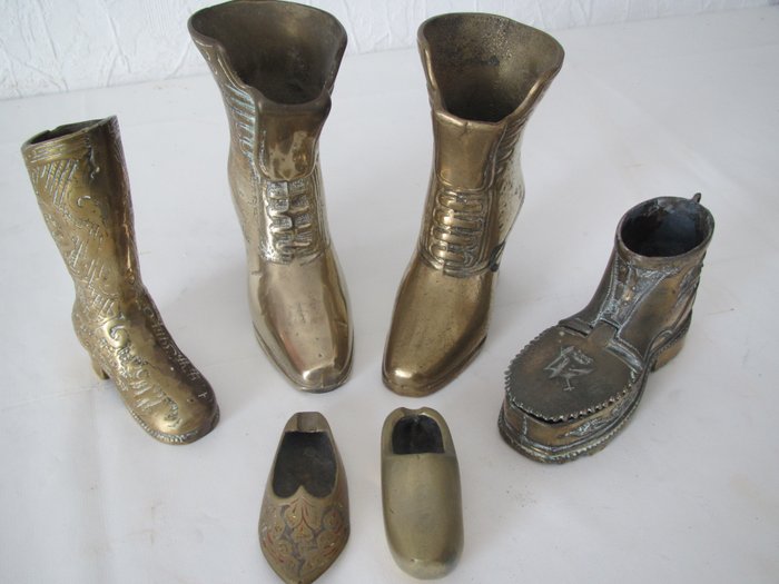 Jarrones / ceniceros de latón en forma de zapato / bota - latón / cobre