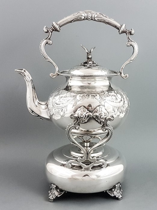 维多利亚时代镀银精神水壶茶壶，带支架和燃烧器 (1) - 洛可可时期风格 - 镀银 - Late 19th century