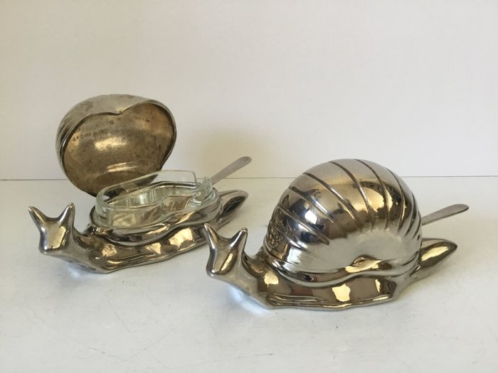 M.H. - E.P. Zinc Alloy - Zwei Butterschalen in Form einer Schnecke mit passendem Glasinnenglas und Buttermesser