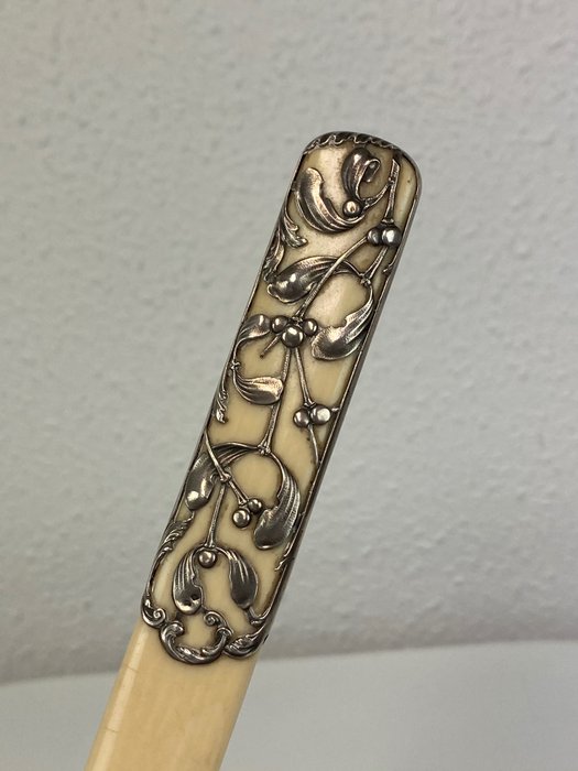 Tourneur de page ivoire / couteau à papier avec décoration de gui