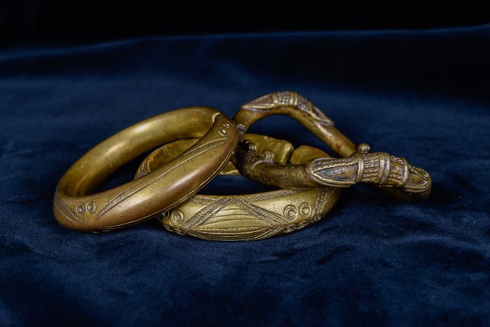 Tre eleganti bracciali africani antichi, Repubblica Democratica del Congo, inizi del XX secolo (3) - Ottone - Congo 