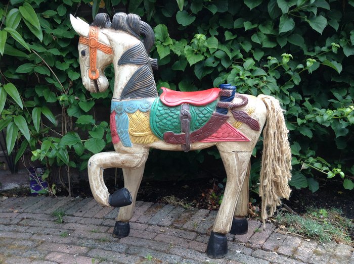 Grande cavallo decorativo in legno massiccio dipinto. (1) - Legno, corda