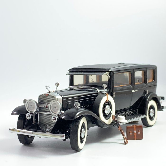 Franklin Mint - 凯迪拉克V16皇家轿车Al Capone自1930年开始，比例为1:24 - 黑帮车由优质材料制成
