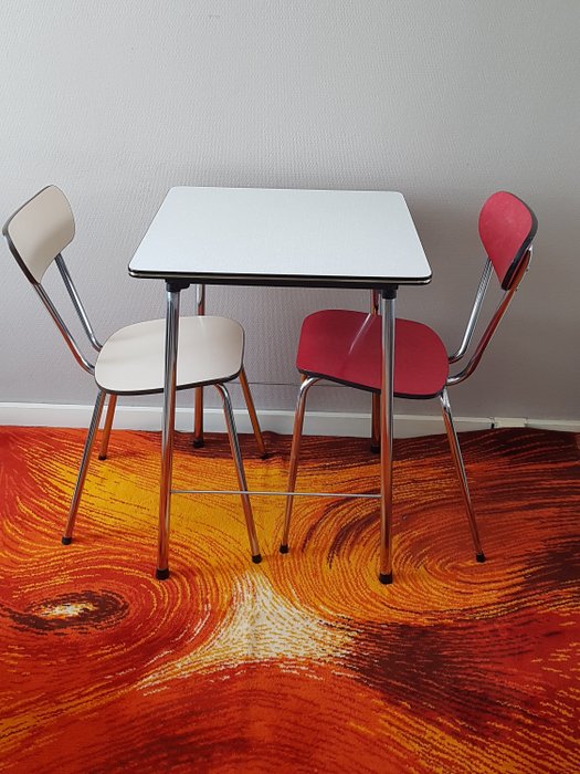 Πρωτότυπες καρέκλες και τραπέζι κουζίνας της δεκαετίας του 1960/1970.