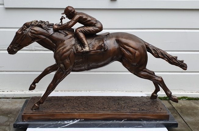 Arnadia - Estátua(s), cavalo de corrida com jockey - Bronze