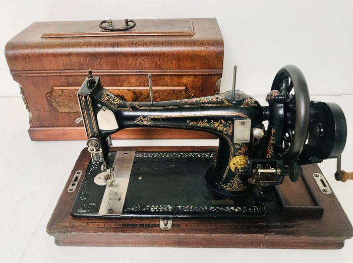 Seidel & Naumann - Sewing machine with wooden hood, 1890 - Iron (cast/wrought), Mother of pearl, Wood- Mahogany
