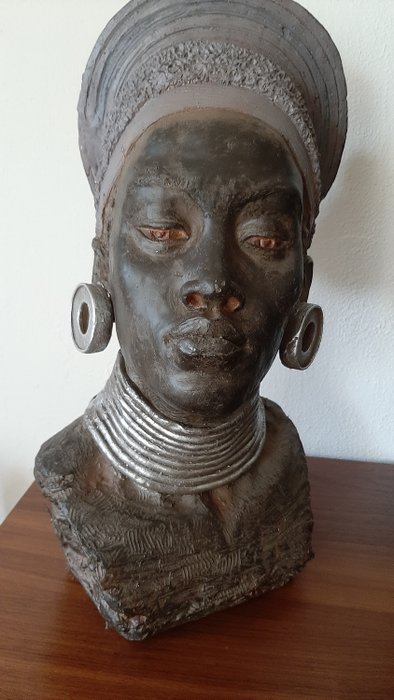 一位非洲黑人非洲女士的大型坚固雕塑半身像 - 铸石