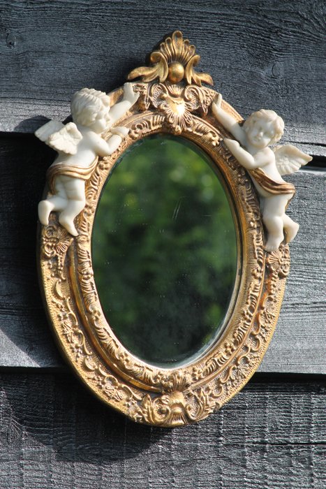 espelho de parede com 2 anjos em uma moldura barroca dourada - compensação de alabastro de madeira