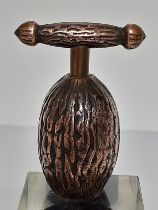 Ges Geschützt - Quebra-nozes de bronze de Viena - Arte nova - Bronze patinado