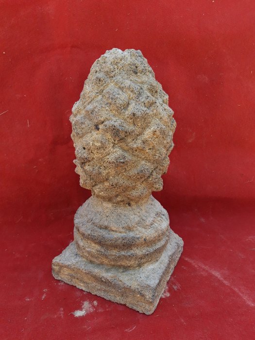 Sizilianischer Tannenzapfen, 40 cm. hoch - Sandstein - 2. Hälfte des 20. Jahrhunderts