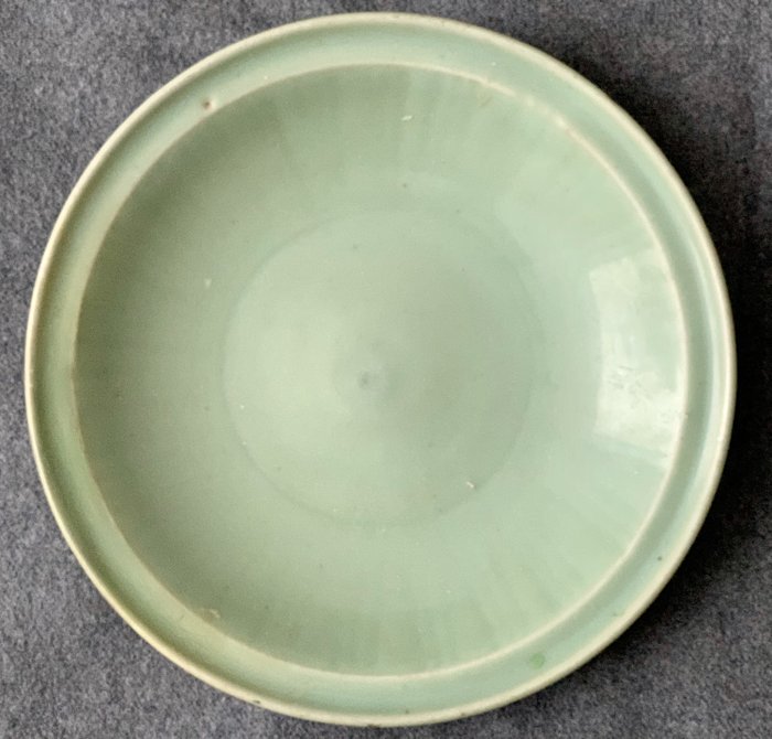 Plato - Celadón - Cerámica - A 'Longquan' Celadon Dish - China - Yuan - Dinastía Ming, siglos XIV-XV