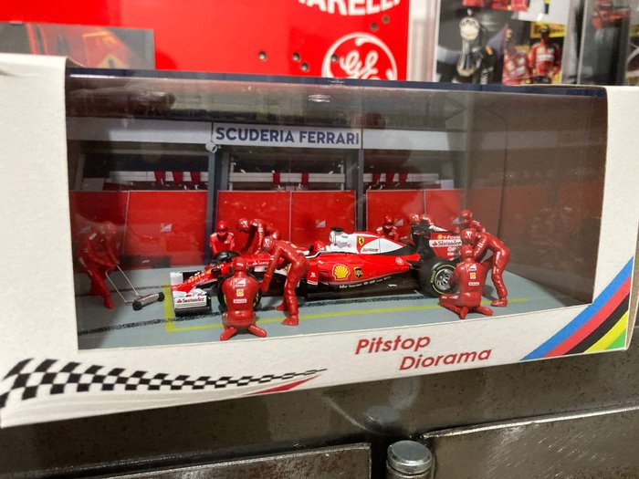 Diorama - 1:43 - Diorama Pit stop Sebastian Vettel 2016