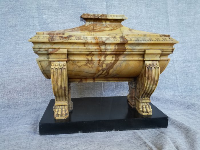 Sarcofaag miniatuur Agrippa's Tomb Grand Tour Souvenir - Neoklassiek - "Giallo Antico" marmer - Eerste helft 19e eeuw