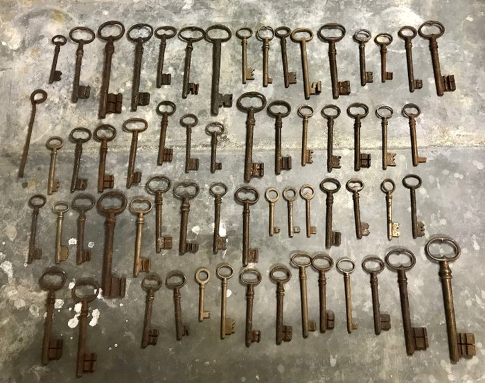 Collection of antique keys (61) - Folk Art - Iron (cast/wrought)