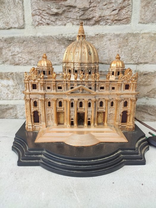 Modell der Vatikanstadt im Petersdom mit Beleuchtung - Plastik