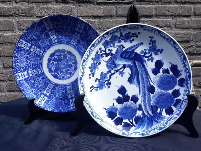 Borden (2) - Blauw en wit, Imari - Porselein - With marks 'Handp-Painted Imari' and 'Tomi' 冨 - Japan - Begin 20e eeuw